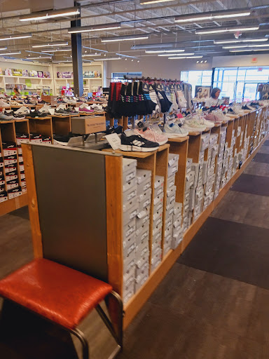 Shoe Store «DSW Designer Shoe Warehouse», reviews and photos, 6971 Grand Ave, Gurnee, IL 60031, USA
