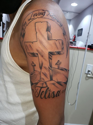 Tattoo Shop «Hollywood Tattoos», reviews and photos, 104 Market St, Newark, NJ 07102, USA