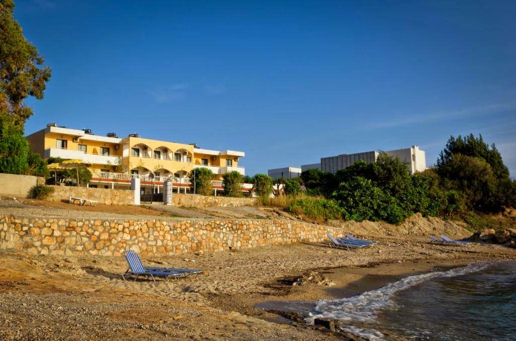 Fotografija Pefki Little Beach II z turkizna čista voda površino