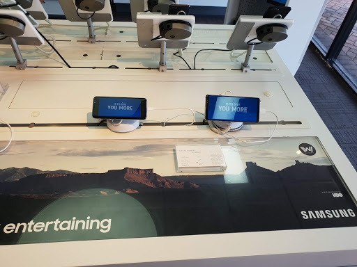 Cell Phone Store «AT&T Authorized Retailer», reviews and photos, 17100 Collins Ave #108, Sunny Isles Beach, FL 33160, USA