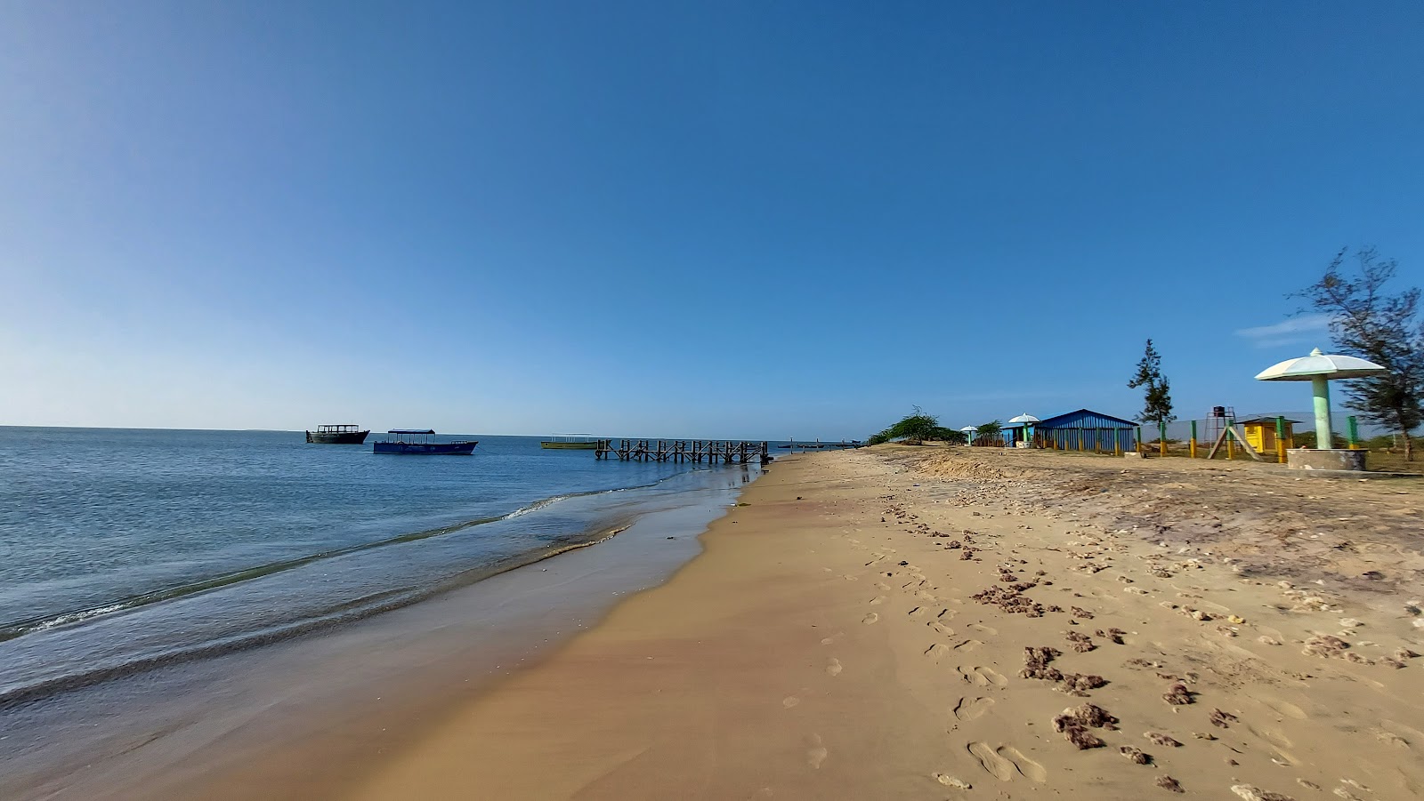 Fotografija Tharuvaikulam Beach z svetel pesek površino