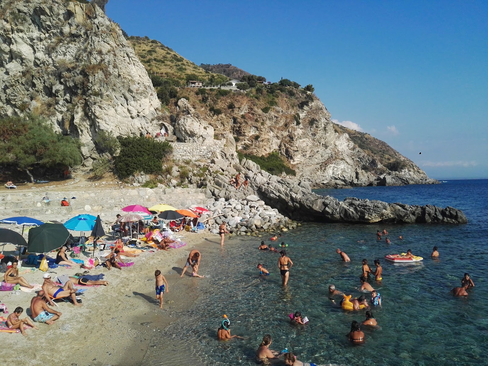 Fotografie cu Spiaggia di Coccorino cu o suprafață de apă pură albastră