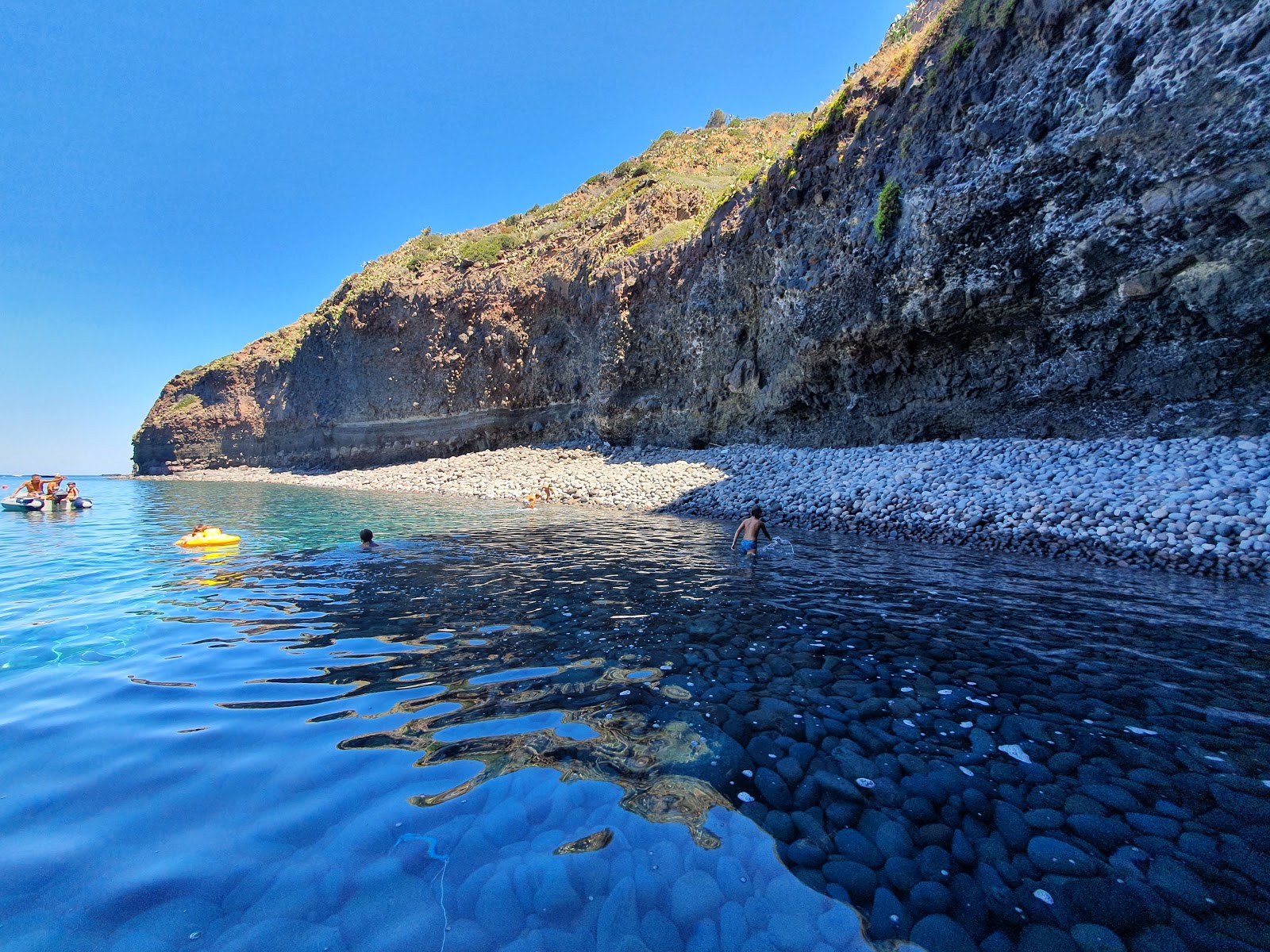 Foto di Grotta del Bue Marino con una superficie del ciottoli beige