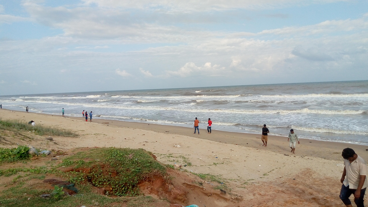 Photo de Krishnapatnam Beach avec l'eau cristalline de surface