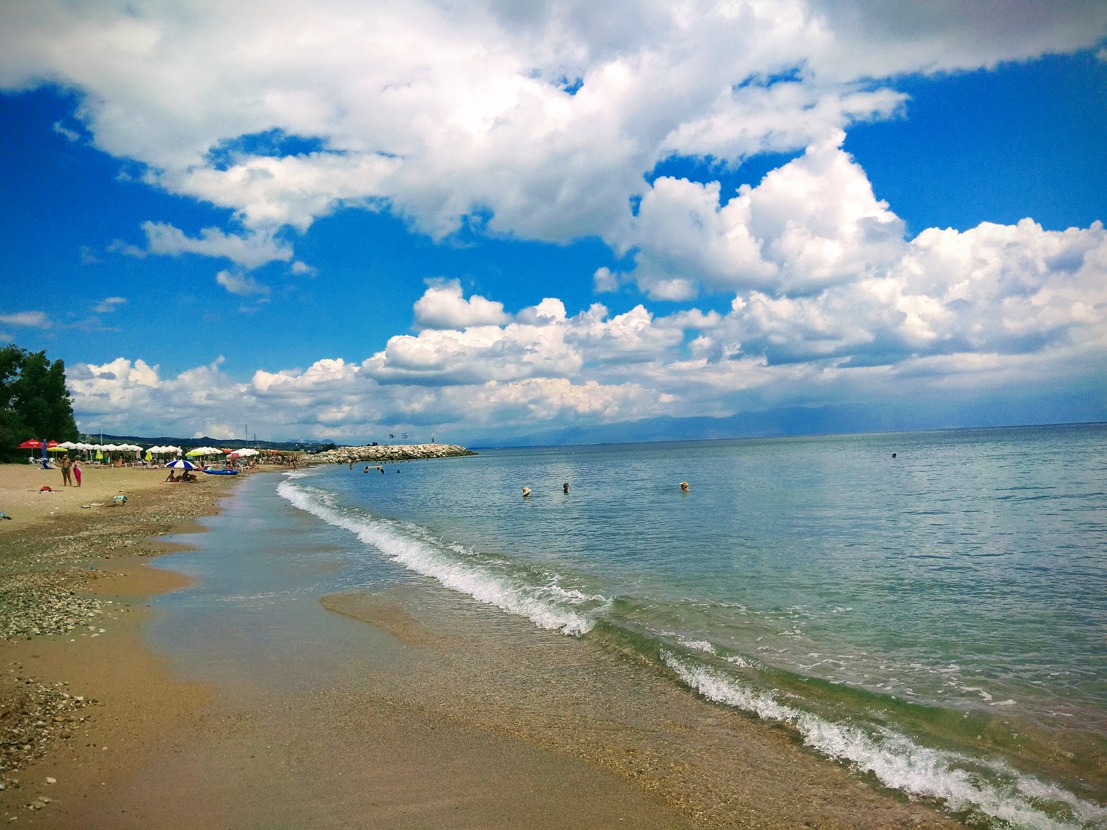 Foto van Agios Andreas beach met turquoise puur water oppervlakte