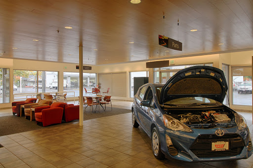 Toyota Dealer «Lithia Toyota of Springfield», reviews and photos, 163 S 9th St, Springfield, OR 97477, USA