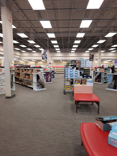 Shoe Store «Famous Footwear», reviews and photos, 1665 Olentangy River Rd, Columbus, OH 43212, USA