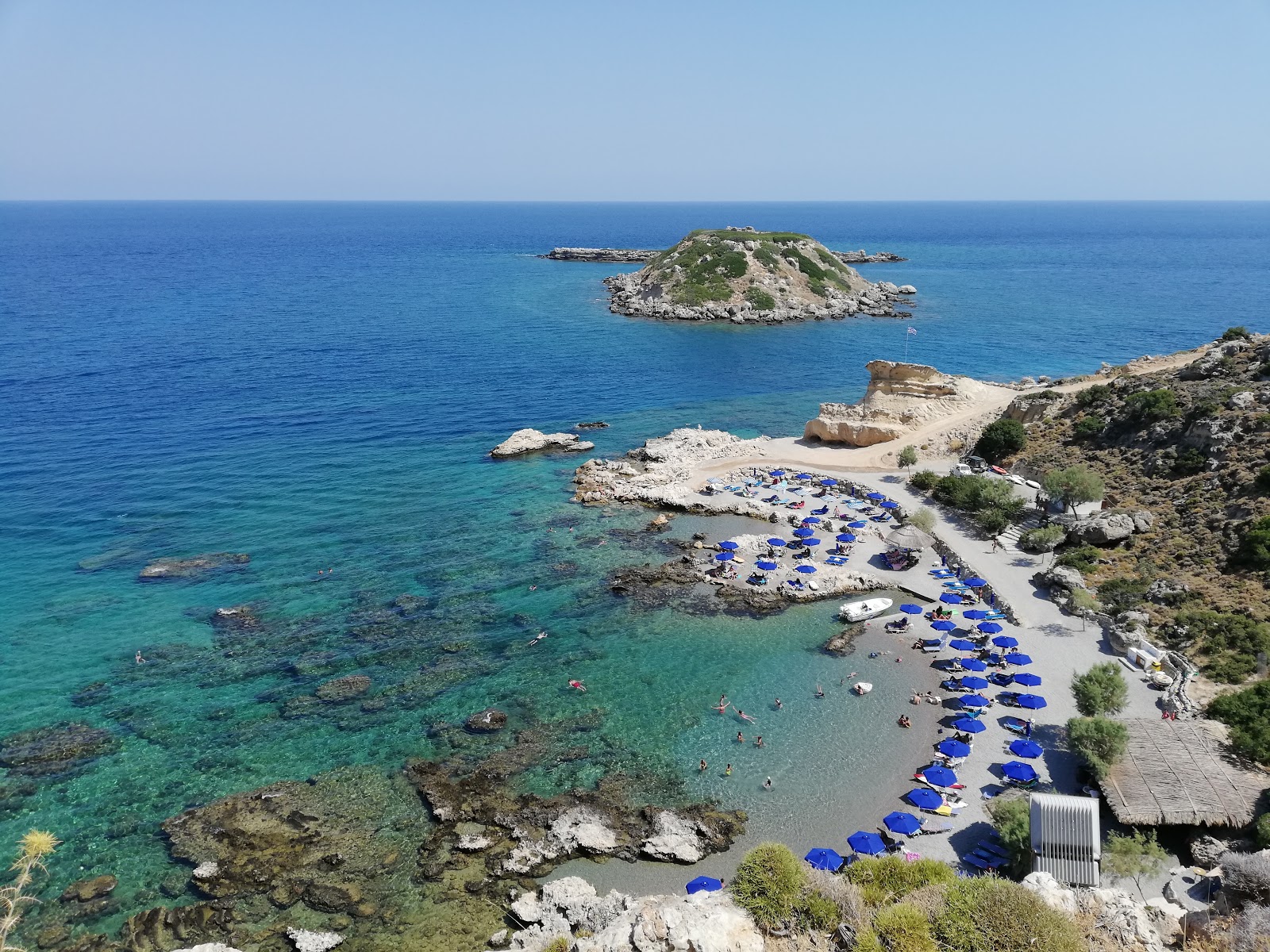 Zdjęcie Grande Blue Beach z powierzchnią małe szare kamyczki