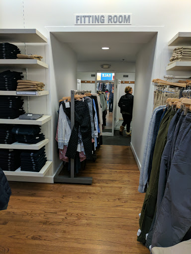 Clothing Store «Gap», reviews and photos, 1294 Burlingame Ave, Burlingame, CA 94010, USA