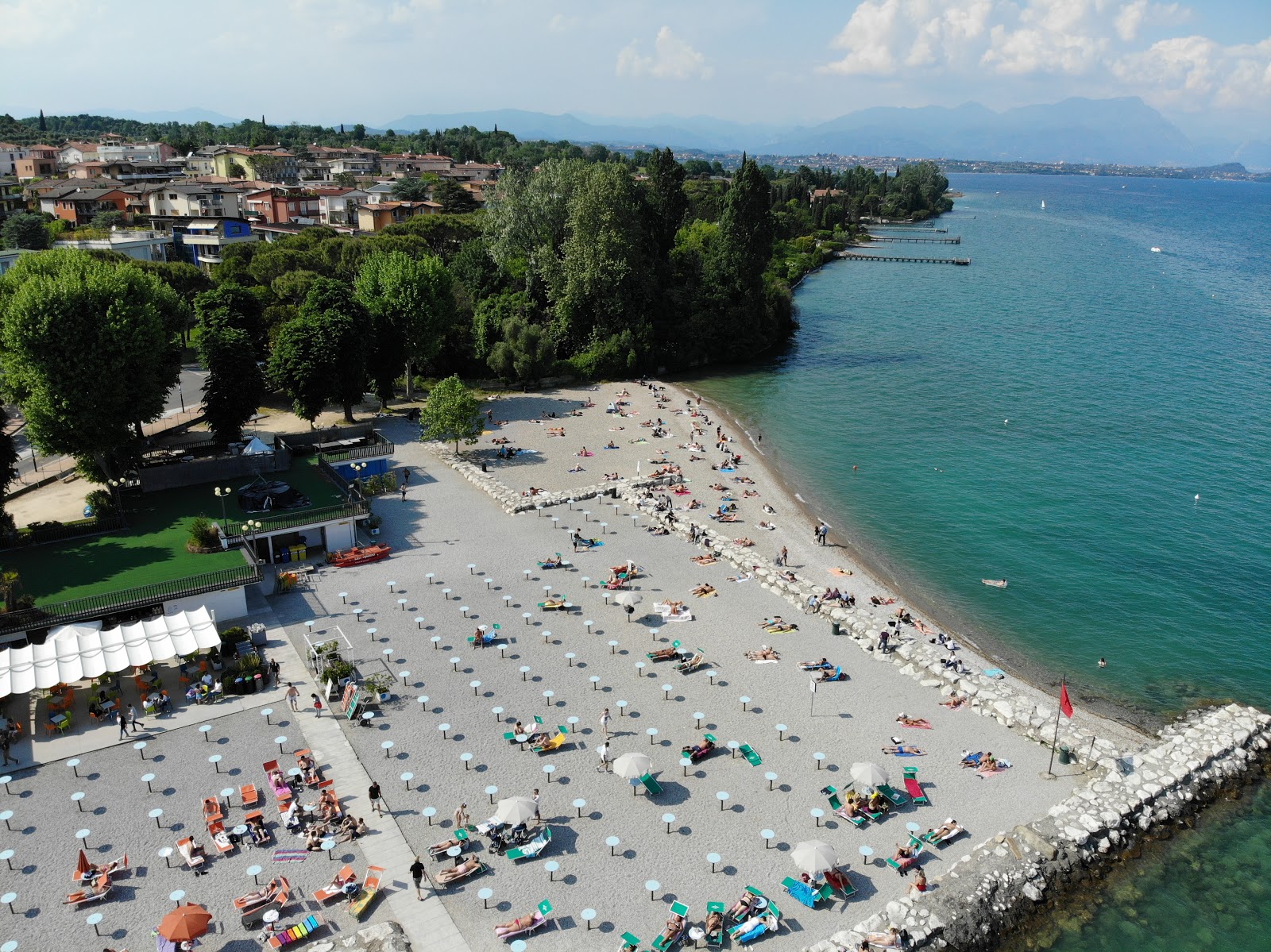 Foto von Strand von Desenzano mit türkisfarbenes wasser Oberfläche