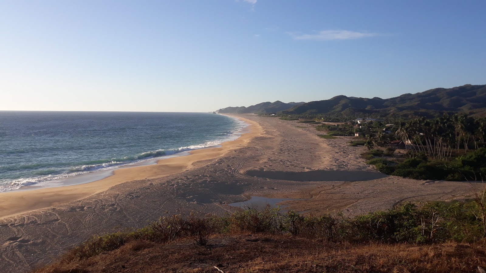 Colola Beach的照片 带有长直海岸