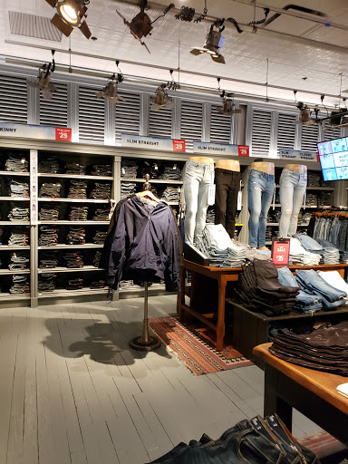 Clothing Store «Hollister Co.», reviews and photos, 282 Garden State Plaza Blvd, Paramus, NJ 07652, USA