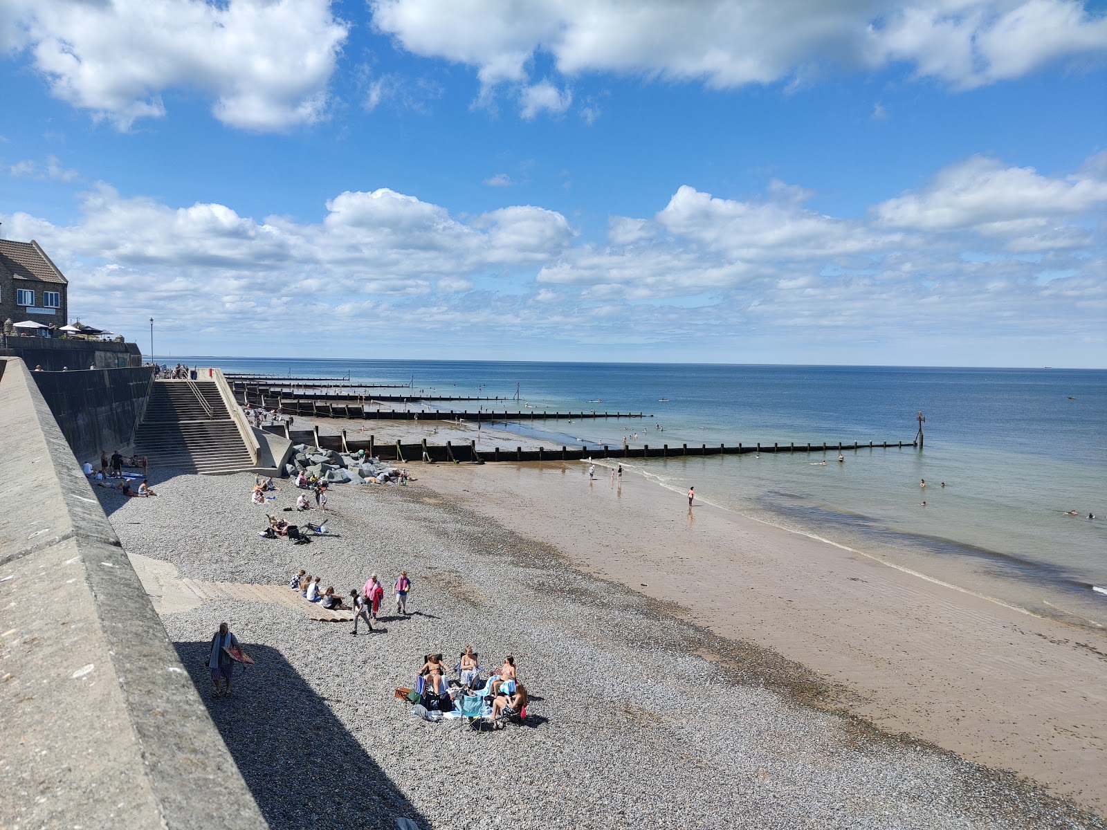 Foto af Sheringham Strand med blåt rent vand overflade