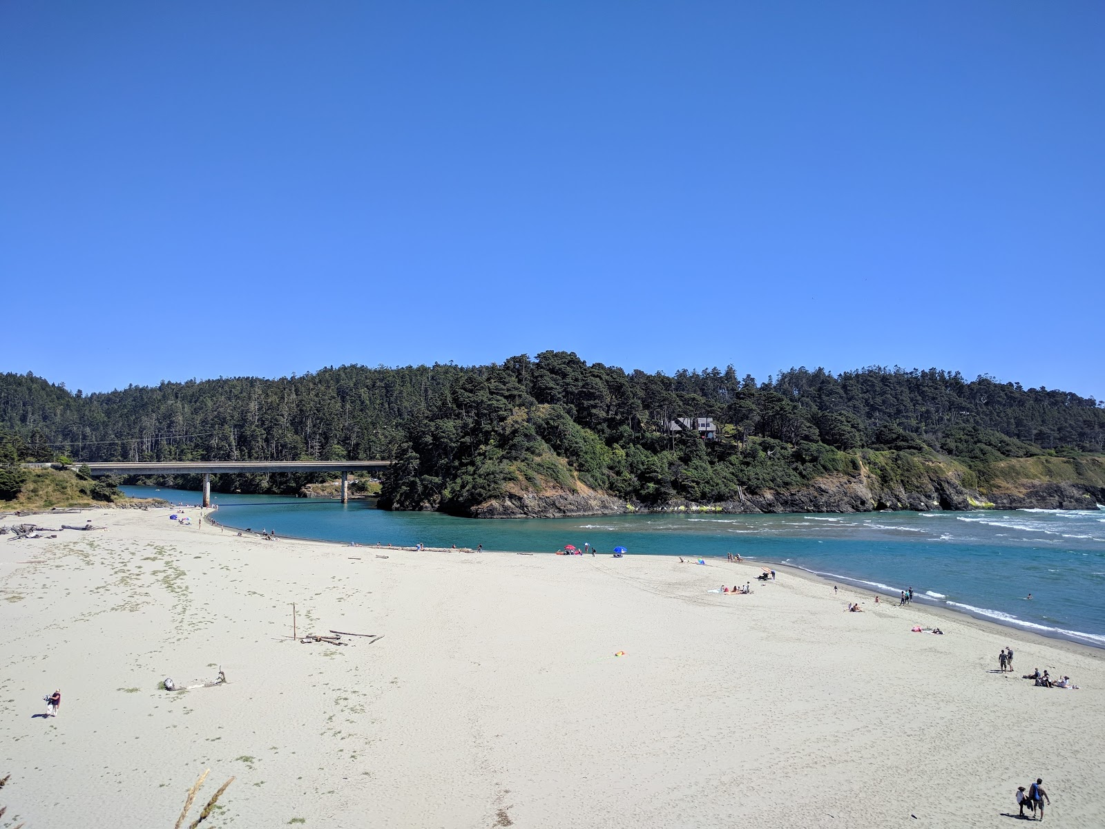 Fotografie cu Big River Beach cu o suprafață de apa pură turcoaz