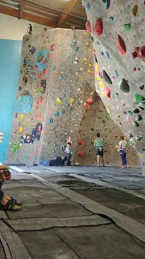 Rock Climbing Gym «Hangar 18 Indoor Climbing Gym - East Riverside», reviews and photos, 2111 Iowa Ave, Riverside, CA 92507, USA