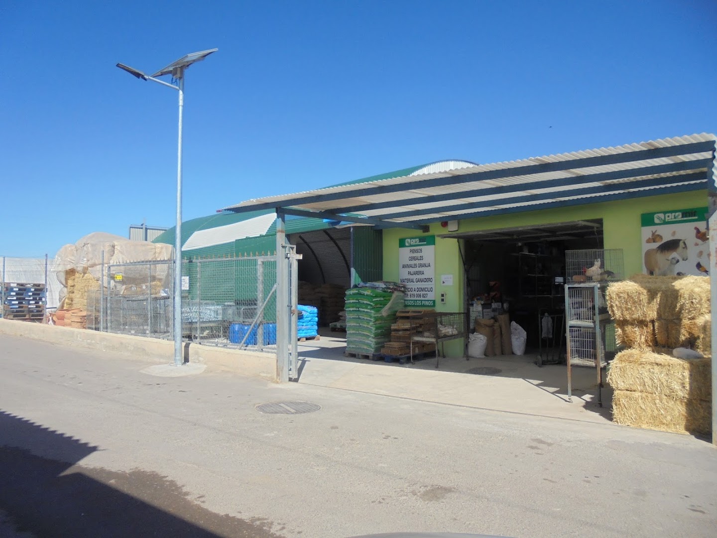 Pajareria y piensos los pinos.