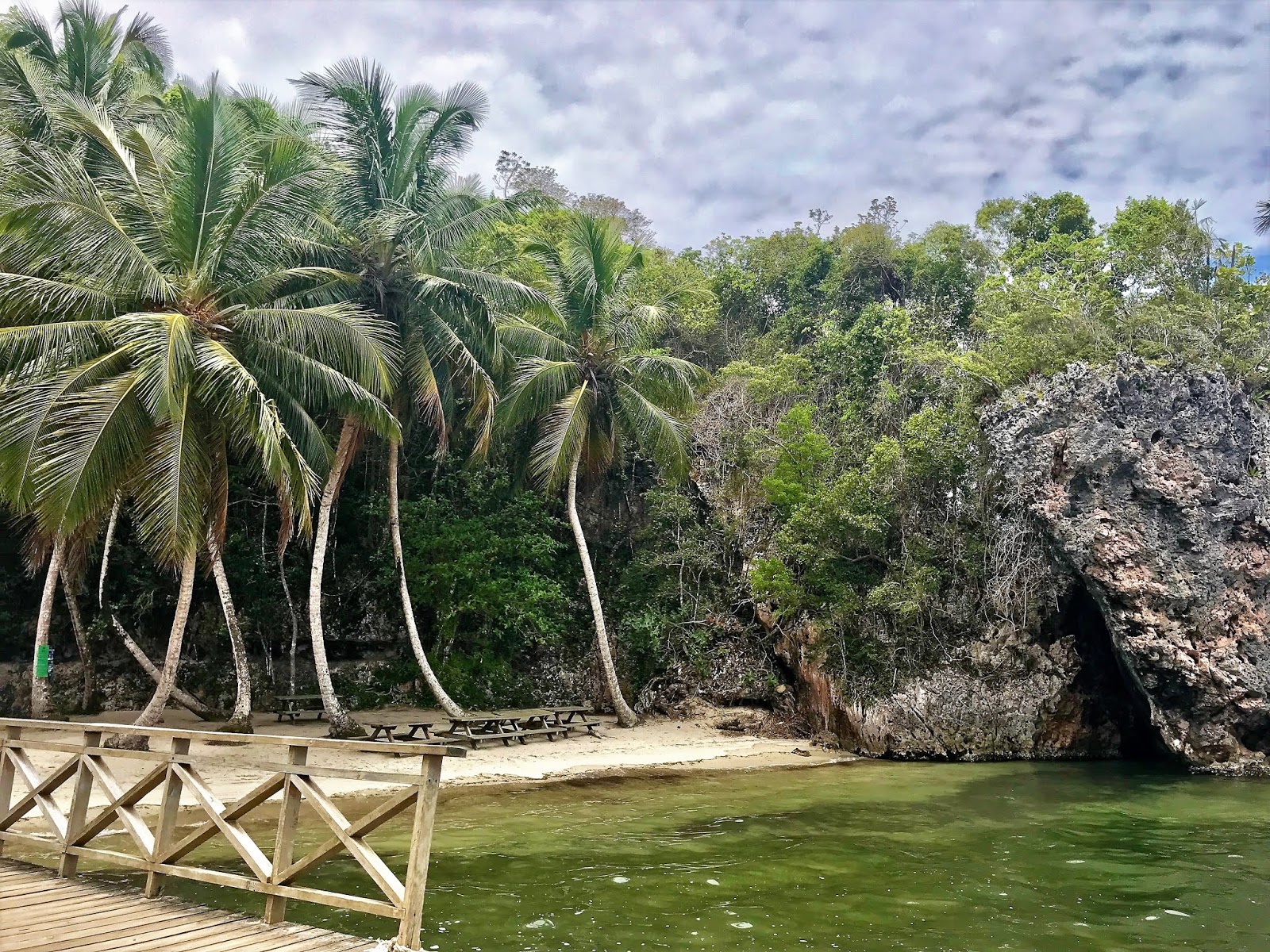 Foto von Playa Cueva mit beiger sand Oberfläche