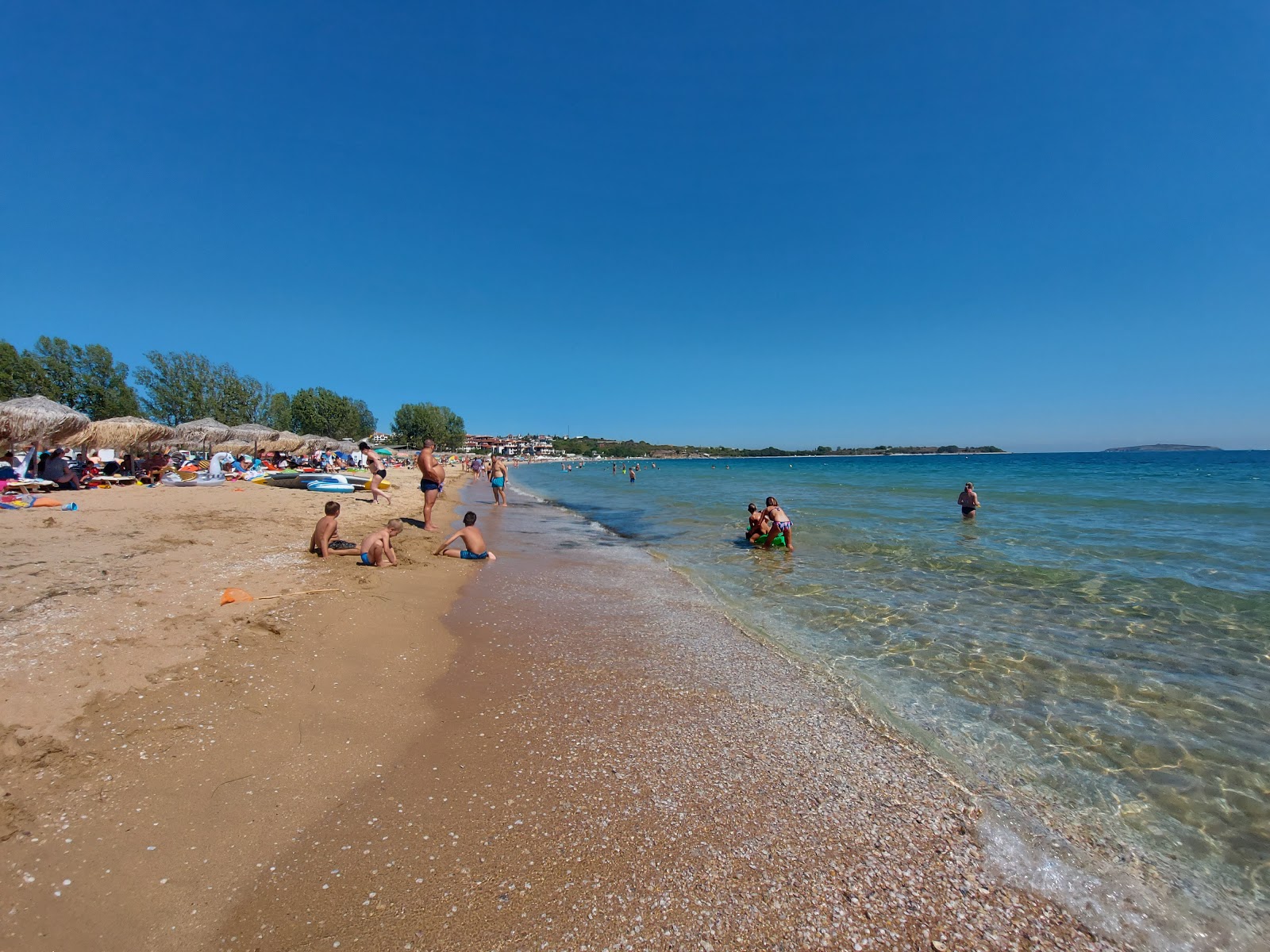 Valokuva Zlatna ribka beach IIista. pinnalla kirkas hiekka:n kanssa