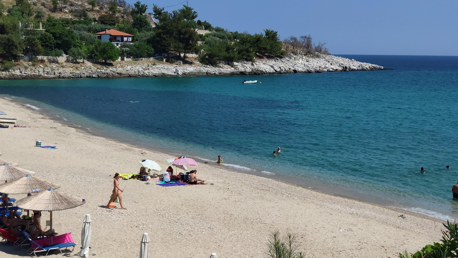 Photo de Thymonia beach avec baie spacieuse