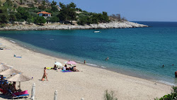 Photo de Thymonia beach avec baie spacieuse