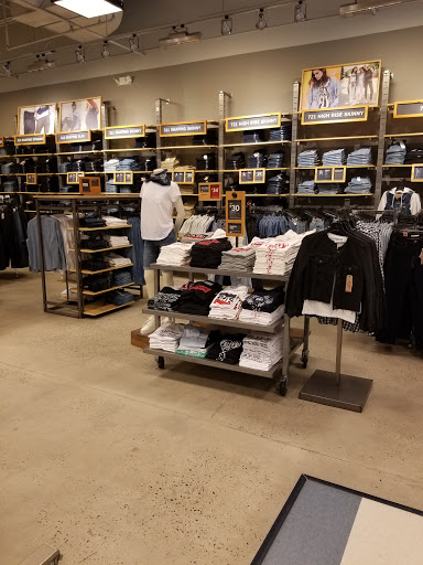 Shopping Mall «Clinton Crossing Premium Outlets», reviews and photos, 20 Killingworth Turnpike, Clinton, CT 06413, USA