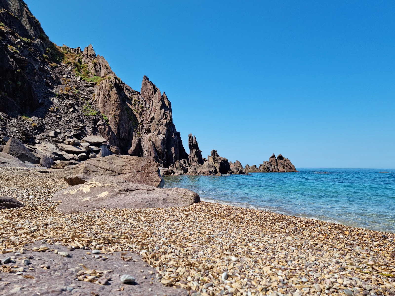 Spiaggia di Portu Raffa的照片 带有蓝色纯水表面