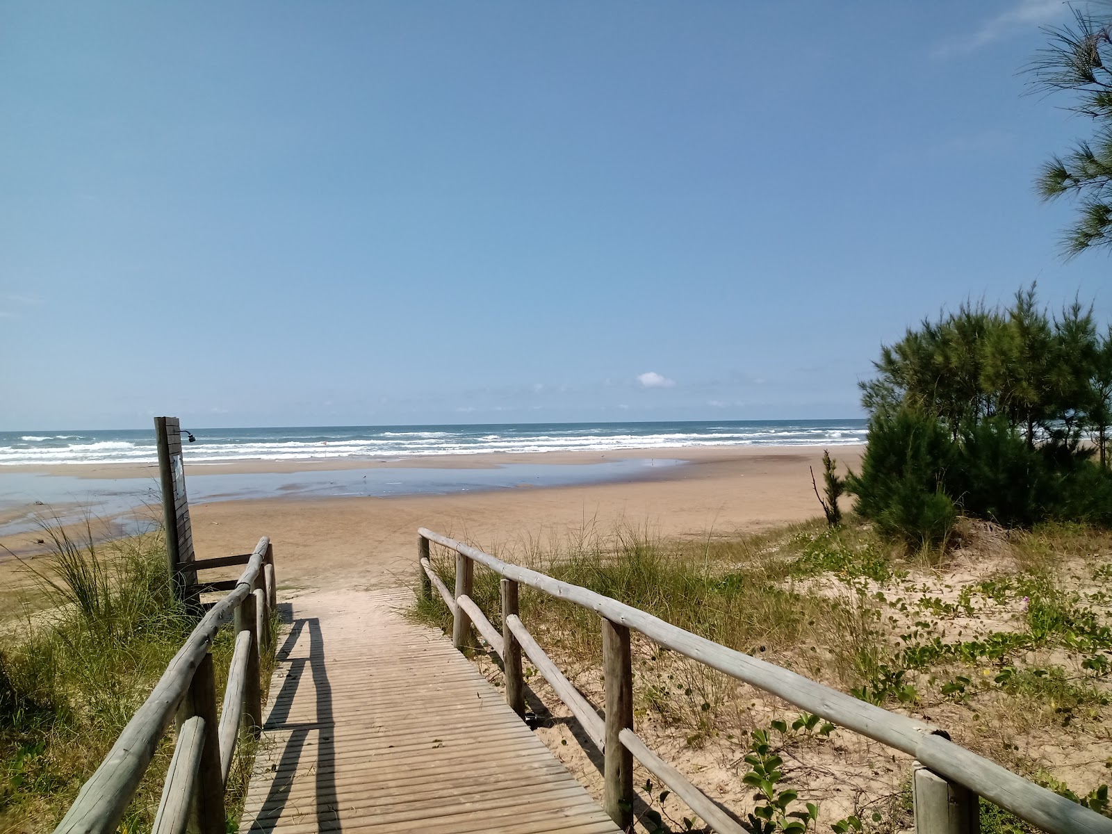 Foto di Praia de Albatroz con una superficie del sabbia beige fine