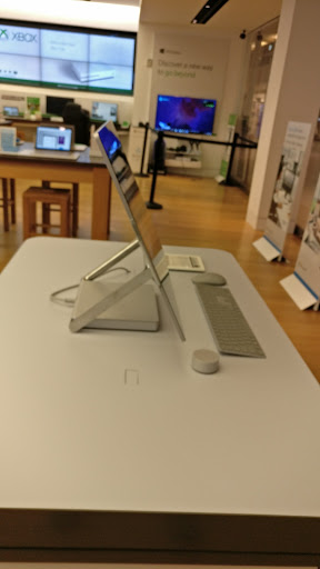 Computer Store «Microsoft Store - Freehold Raceway Mall», reviews and photos, 3710 U.S. 9, Freehold, NJ 07728, USA