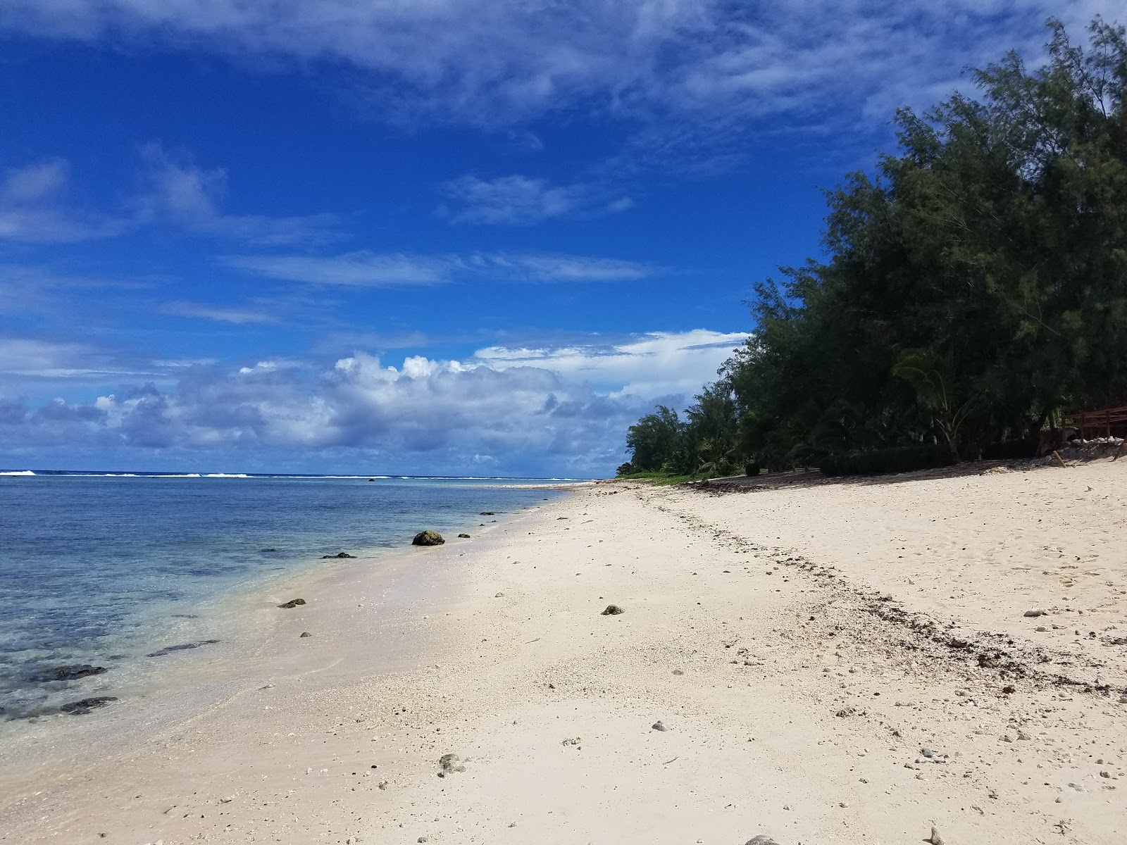 Zdjęcie Manuia Beach z powierzchnią beżowy piasek