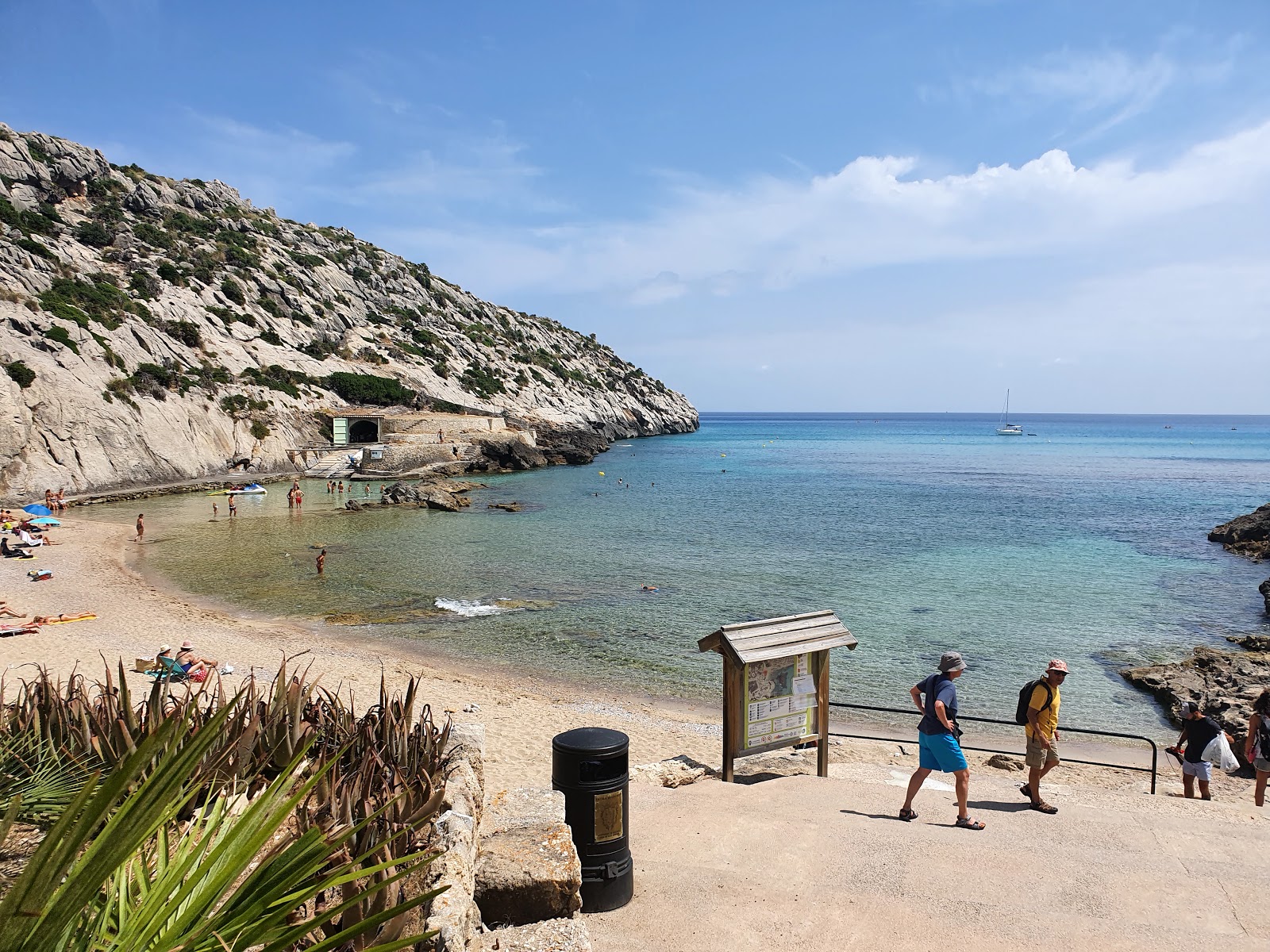Playa de Cala Barques'in fotoğrafı ve yerleşim