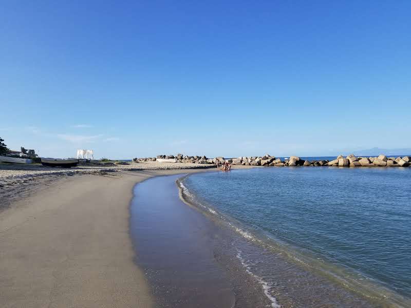 Spiaggia La Rocchetta'in fotoğrafı geniş plaj ile birlikte