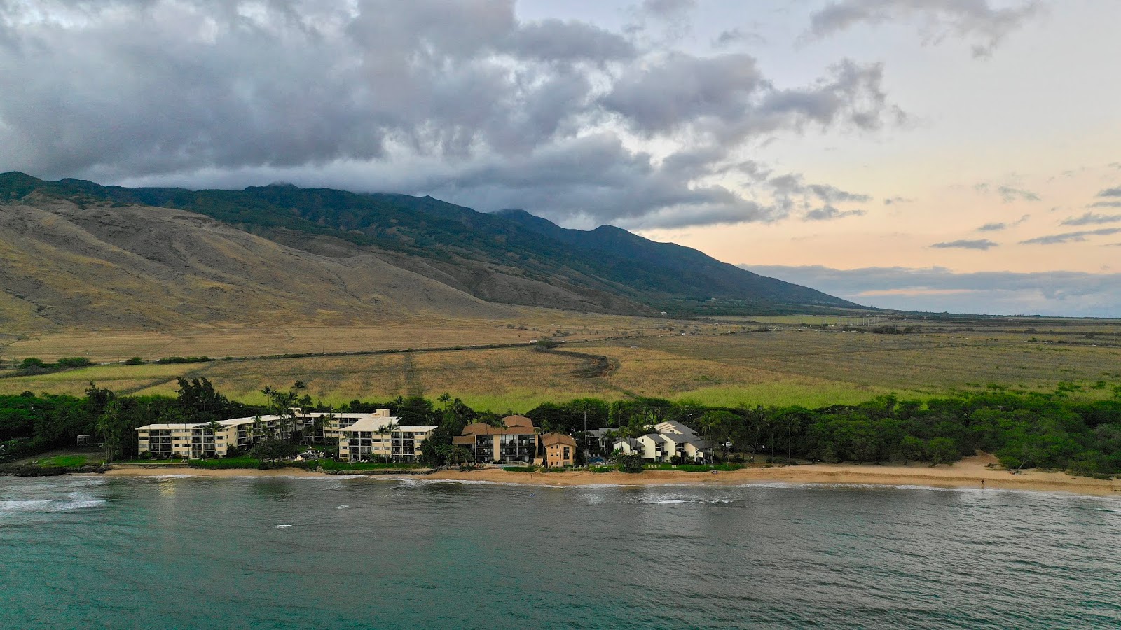 Coast Guard Beach'in fotoğrafı geniş bir kıyı şeridi ile birlikte