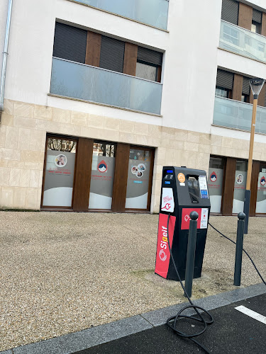 Borne de recharge de véhicules électriques SIGEIF et Izivia Charging Station Meudon