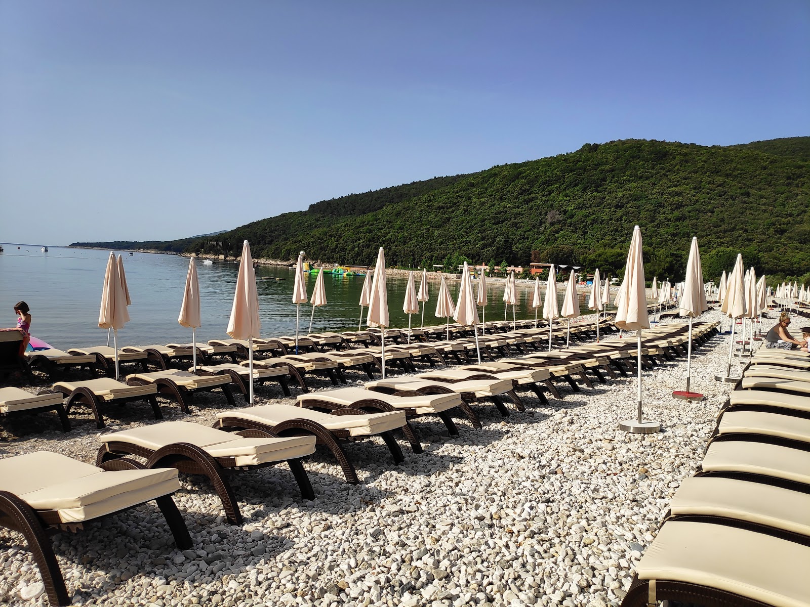 Foto de Maslinica beach con agua cristalina superficie