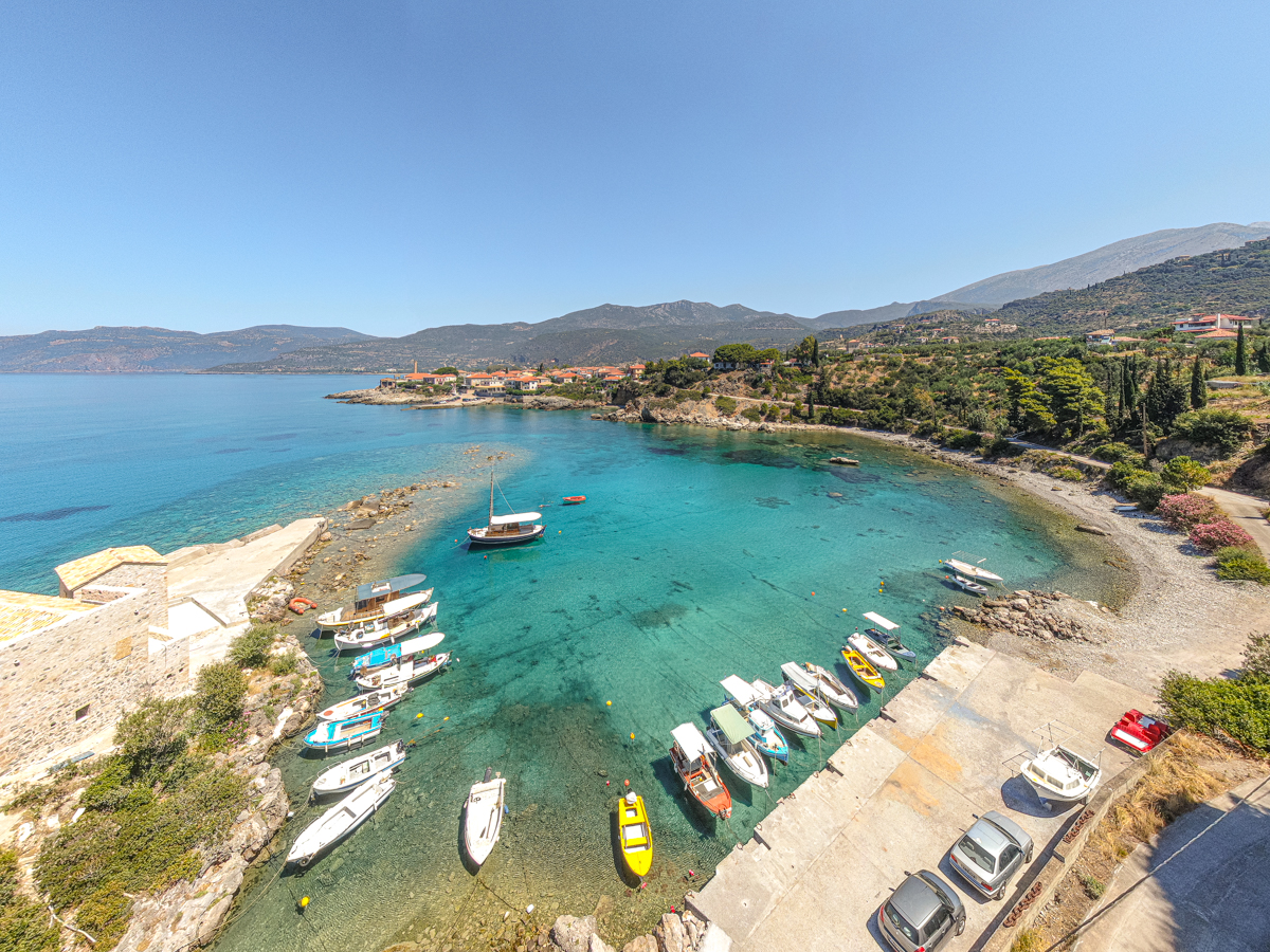 Foto von Amoni Beach mit graue kiesel Oberfläche