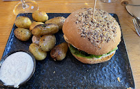 Hamburger du Le U Restaurant - Poke Bowl,Bagel, & more . à Royan - n°7