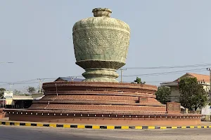 Phtel Khat Roundabout (Pursat Circle Statue) image