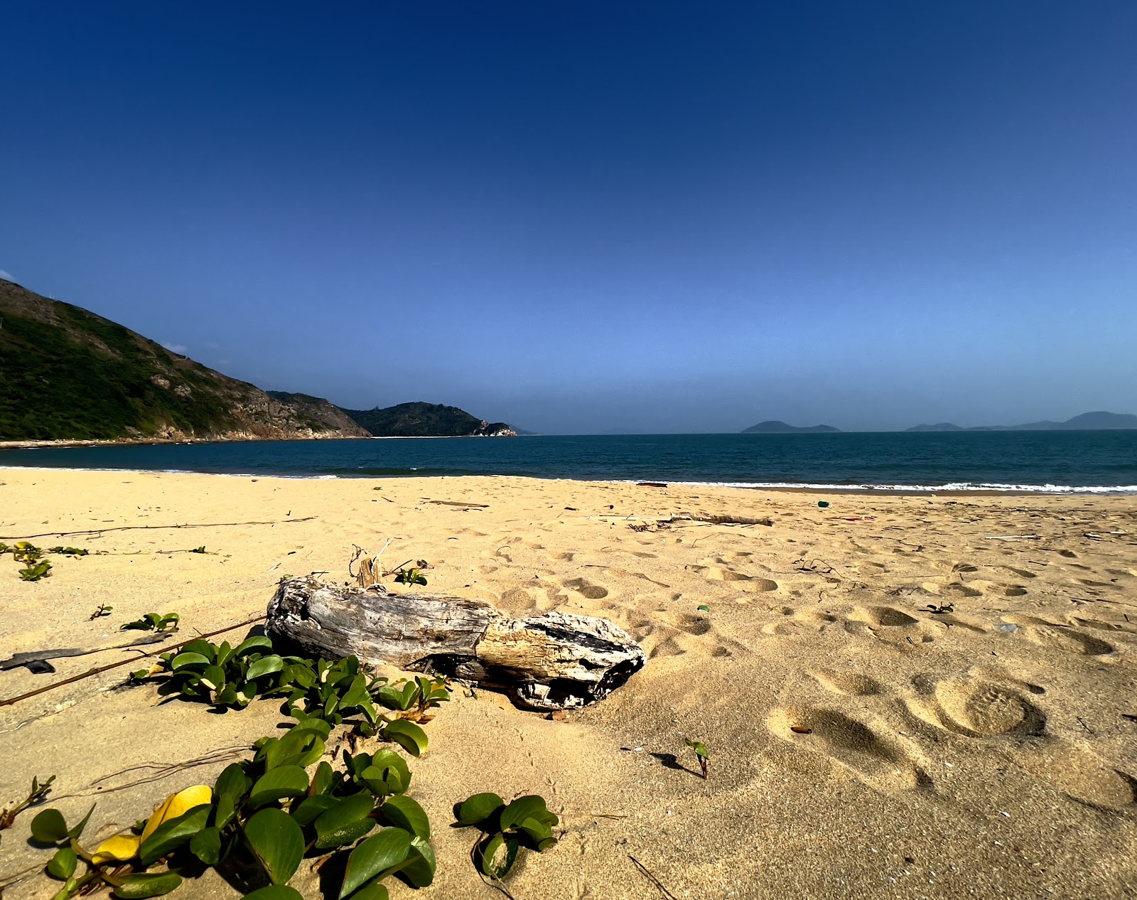 Foto von Fan Lau Beach von Klippen umgeben