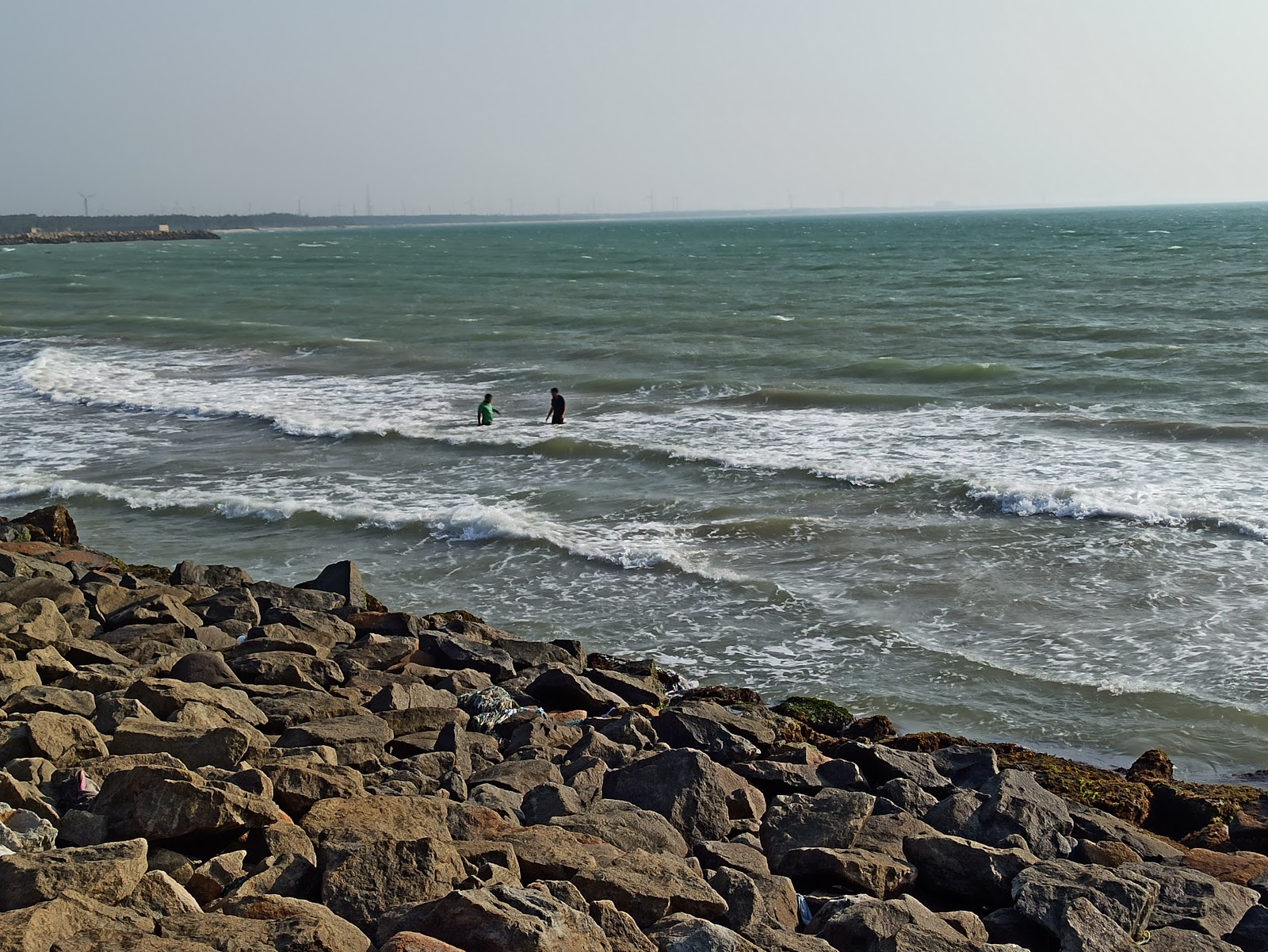 Φωτογραφία του Leepuram Beach και η εγκατάσταση