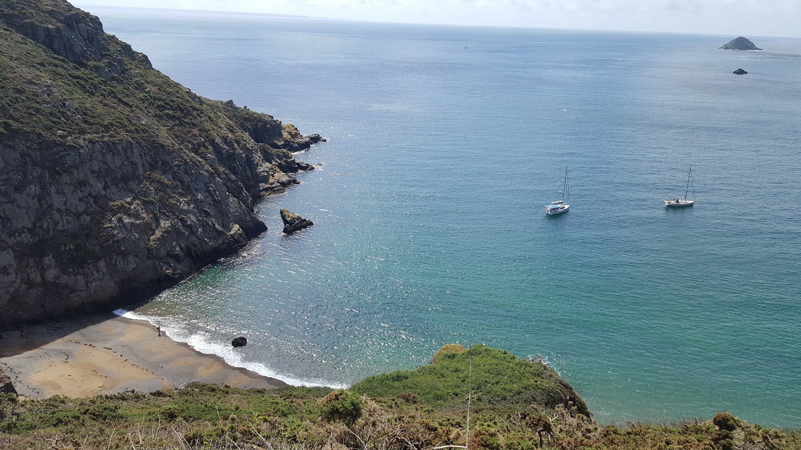 Dixcart Bay'in fotoğrafı dağlarla çevrili