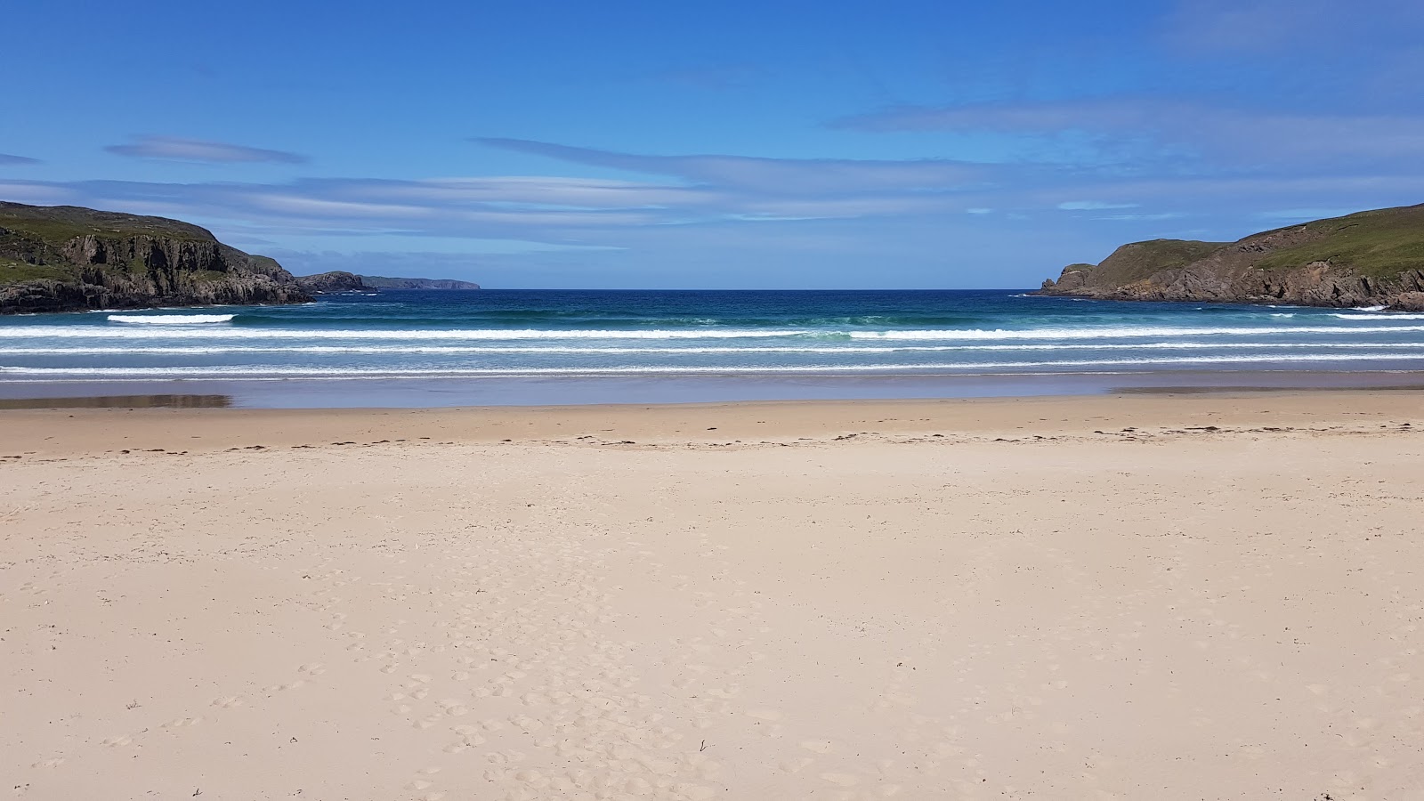 Foto van Farr Beach met ruime baai