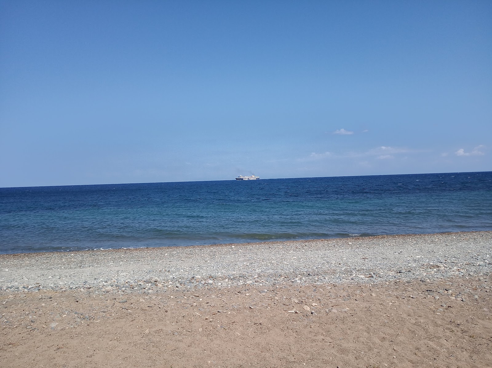 Foto di Limnidi beach con una superficie del sabbia con ciottolame