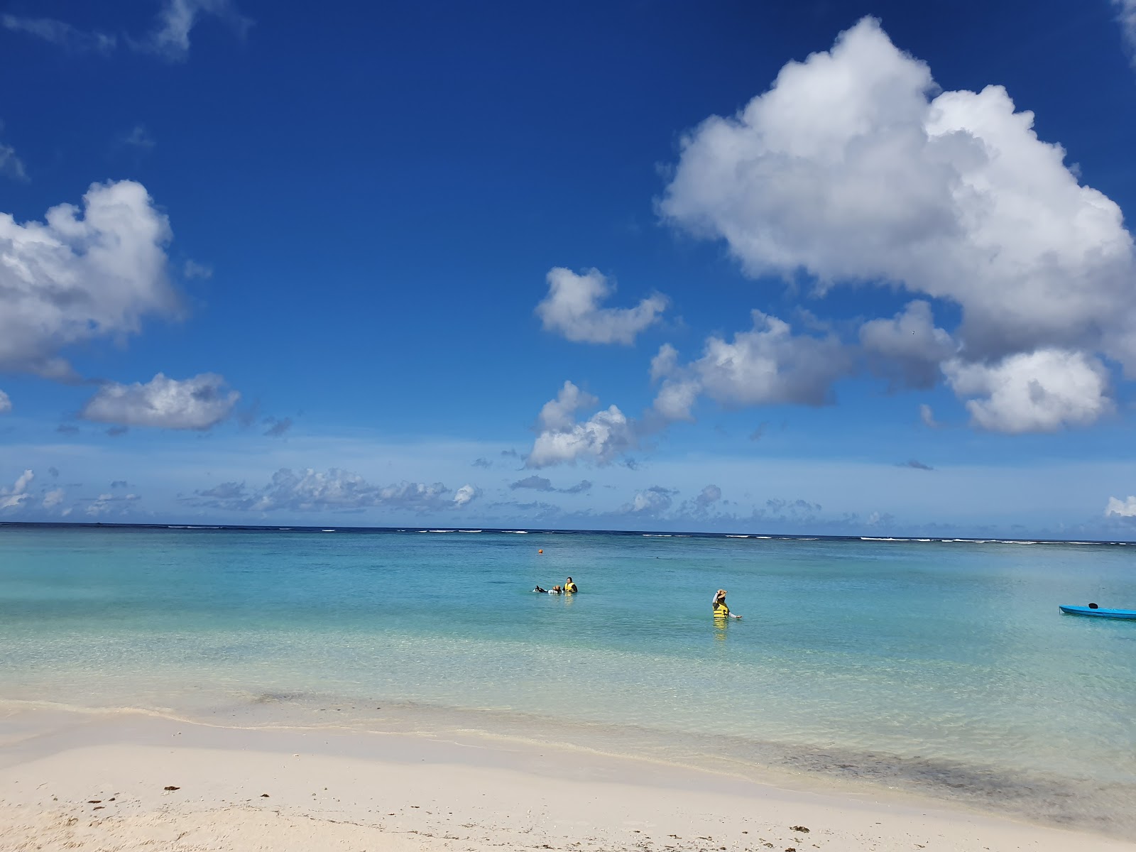 Tumon Plajı'in fotoğrafı turkuaz saf su yüzey ile