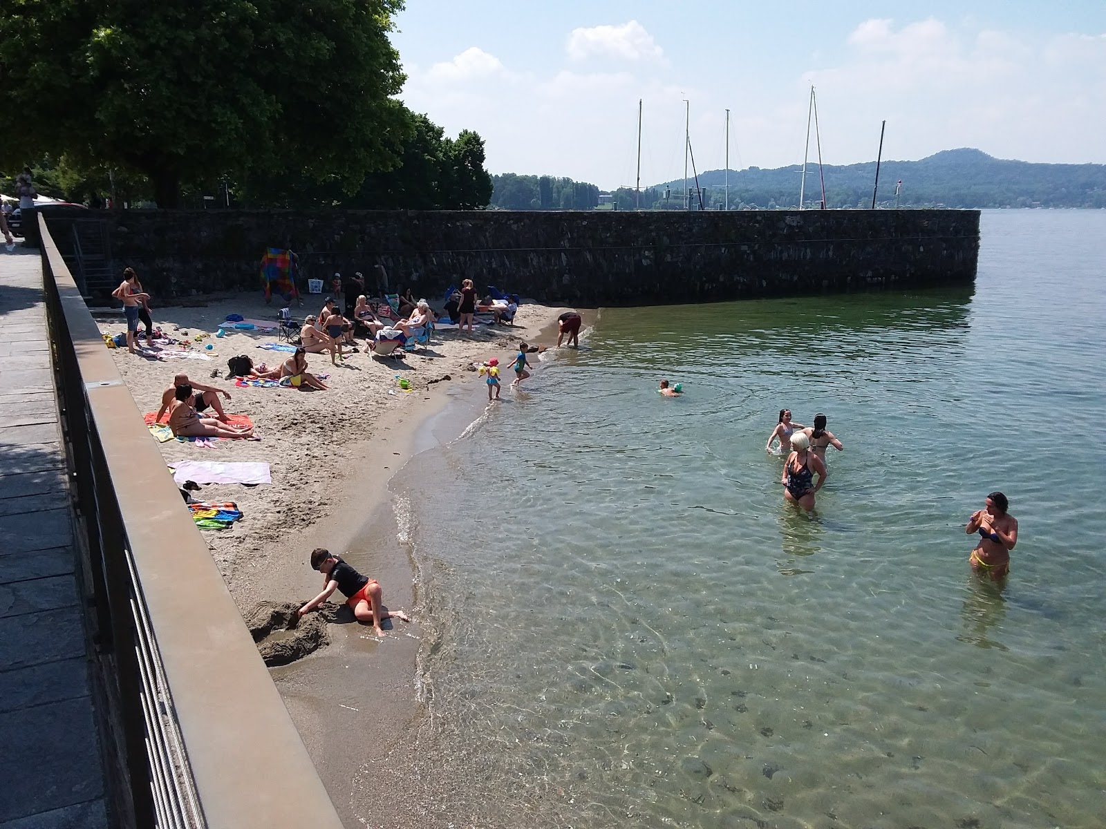 Foto von Spiaggia Ispra mit eine gerade küstenlinie