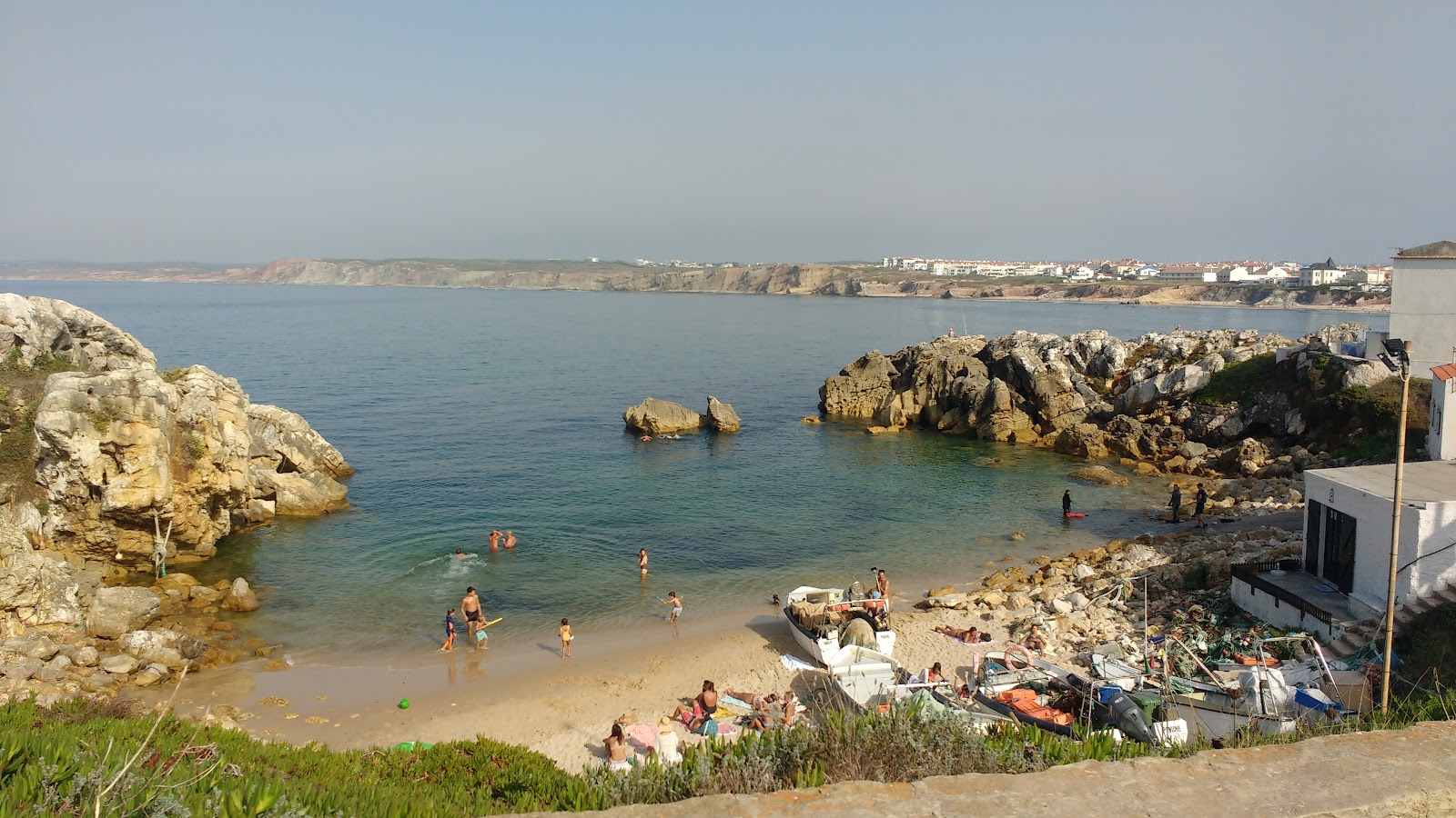 Foto von Praia dos Barcos umgeben von Bergen