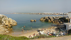 Foto von Praia dos Barcos umgeben von Bergen