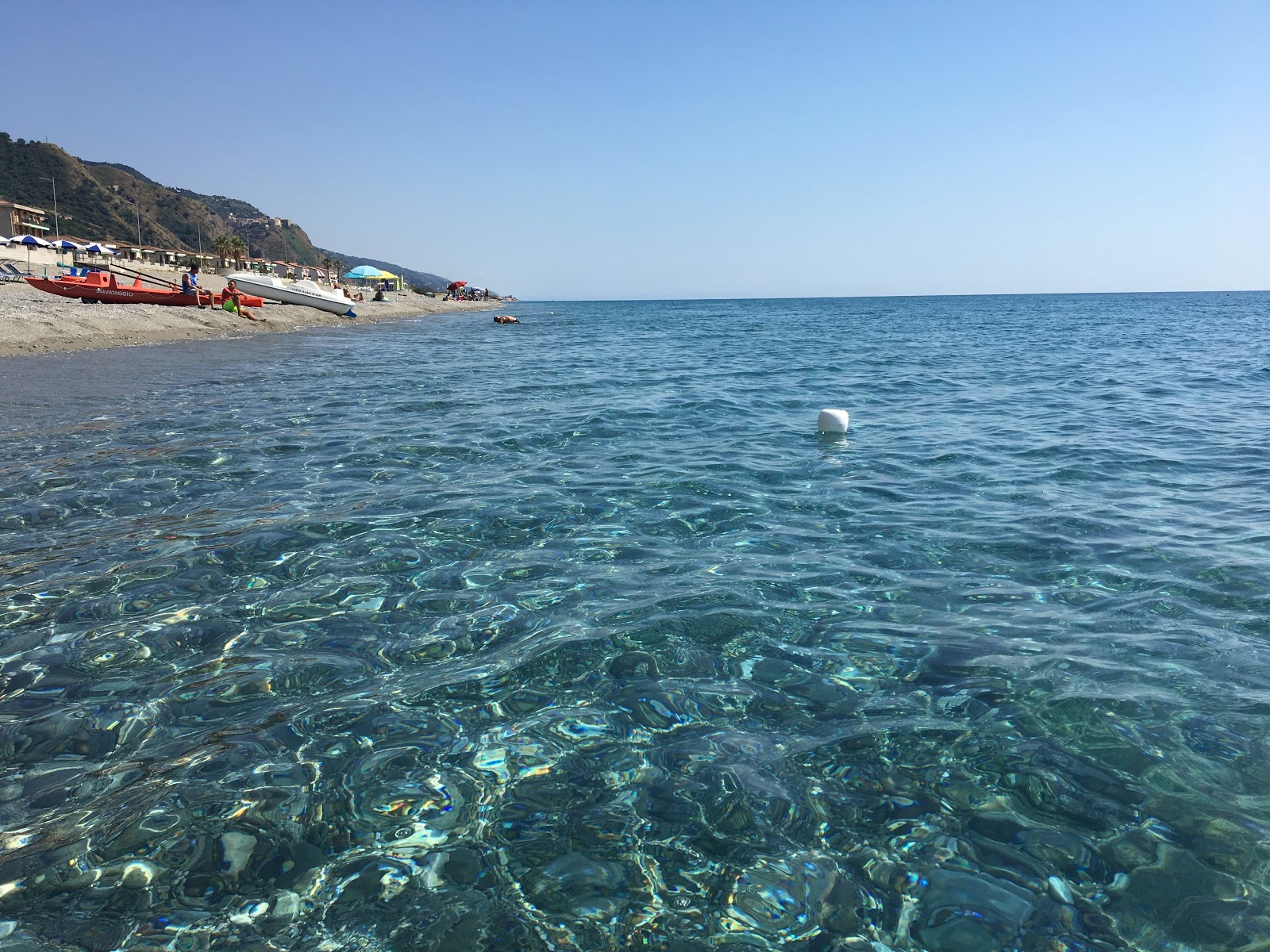 Spiaggia di Torremezzo di Falconara'in fotoğrafı - rahatlamayı sevenler arasında popüler bir yer