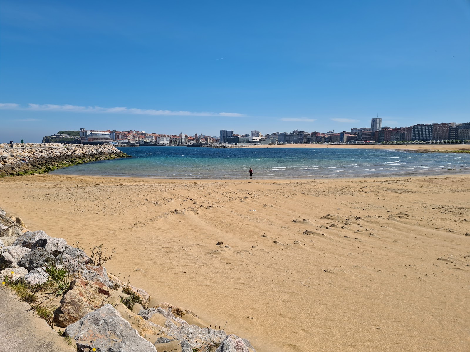 Foto de Playa de Poniente com água turquesa superfície
