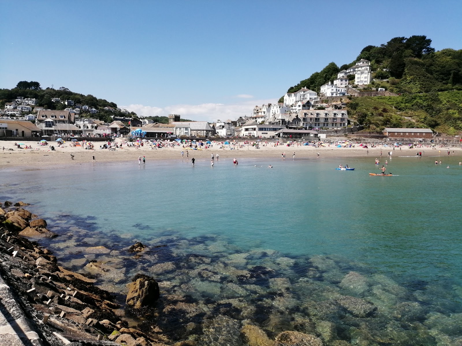 Foto af Looe strand med høj niveau af renlighed