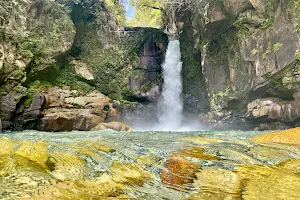 Cascada LA ESCONDIDA image